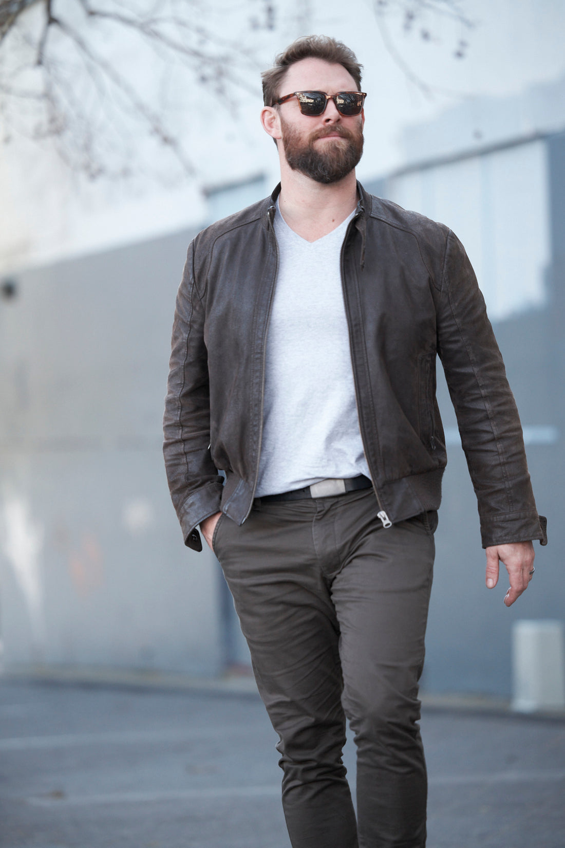 Man wearing a YOKU leather belt for men
