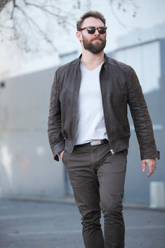 Man wearing a YOKU leather belt for men